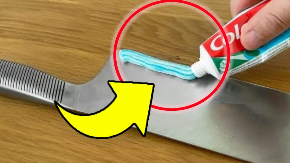 Pasta de dientes en el cuchillo de cocina, mucha gente ya lo ha hecho: ¡poco después ya no podrás creer el resultado!