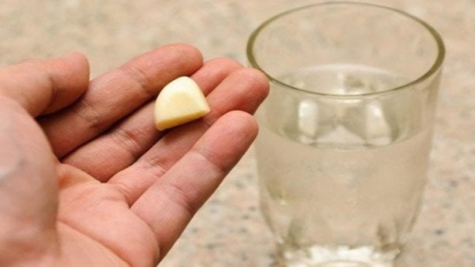 Diente de ajo, sumérjalo en agua: esto es lo que sucede si intenta hacer esto
