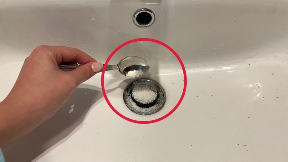 Aquí se explica cómo drenar un fregadero en menos de 3 minutos sin productos químicos
