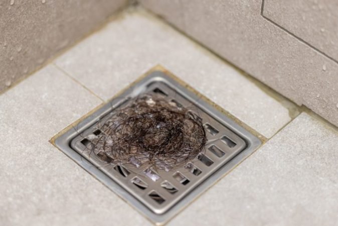 Pelo en el desagüe de la ducha: el truco infalible para eliminarlo