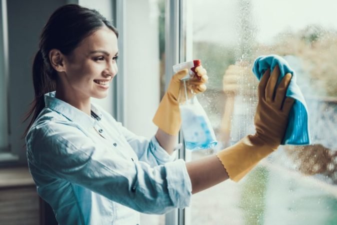 Lavo las ventanas con esta mezcla casera: ¡brillan como si fueran nuevas!