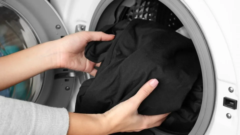 Ropa negra desteñida: descubre cómo lavarla para reforzar su color