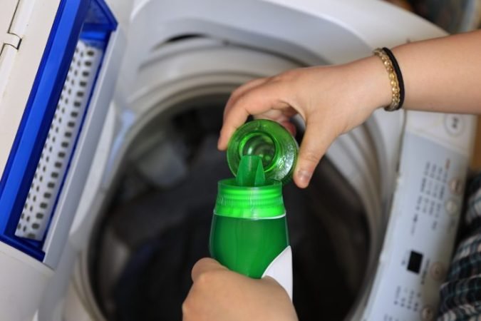 Lavar la ropa en la lavadora: añade un poco de jabón para platos, ¡no te faltará!
