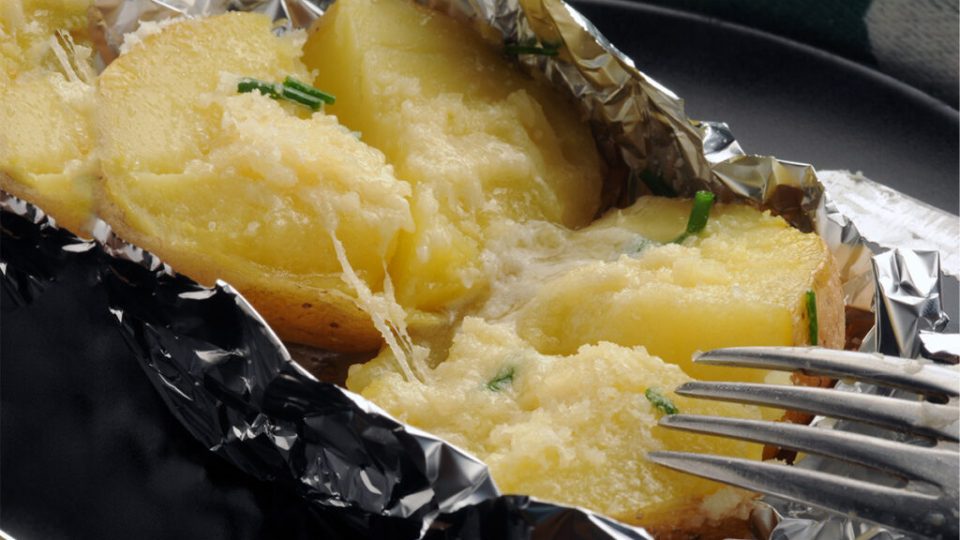 El truco genial para cocinar patatas en papel de aluminio en 10 minutos. ¿Qué lo sabes?
