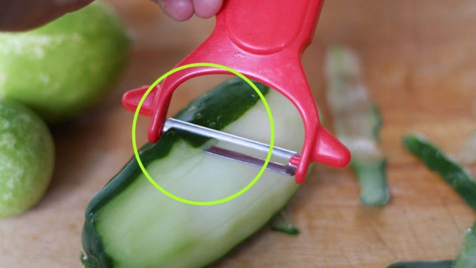 Una vez que descubras cómo reutilizar las cáscaras de pepino, no querrás volver a tirarlas