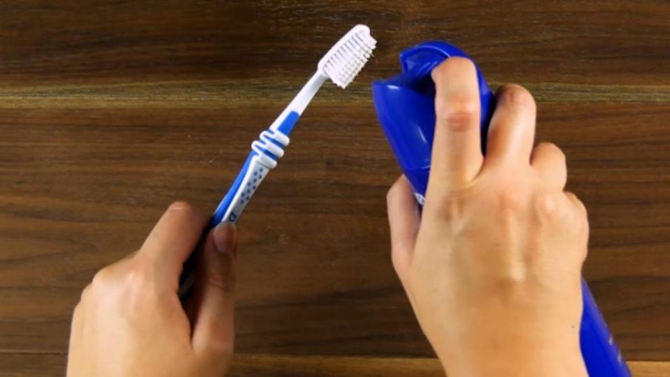 Rocía laca en tu cepillo de dientes y disfruta de los resultados: que pasa
