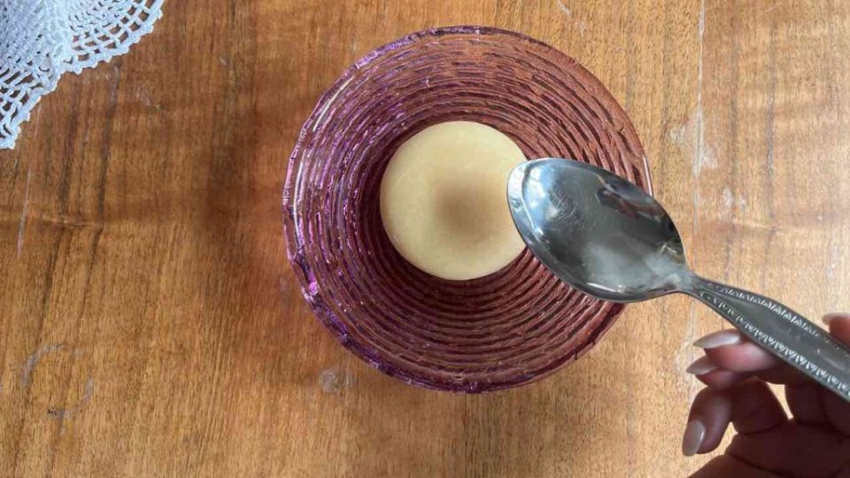 Eche 3 cucharadas de alcohol en una pastilla de jabón; las amas de casa experimentadas siempre lo hacen