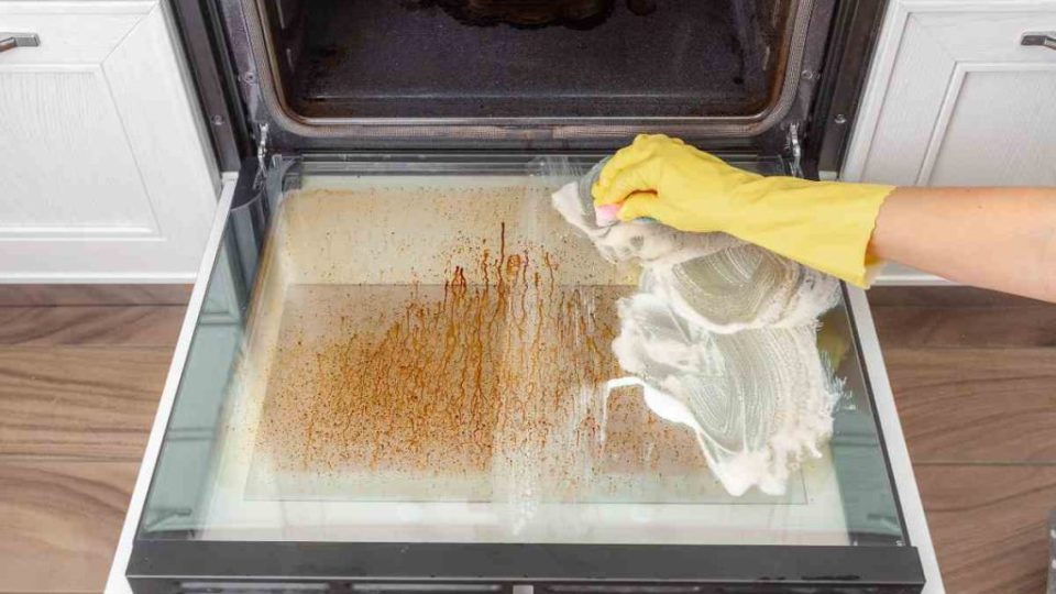 Limpiar el doble cristal del horno sin desmontarlo: el remedio natural