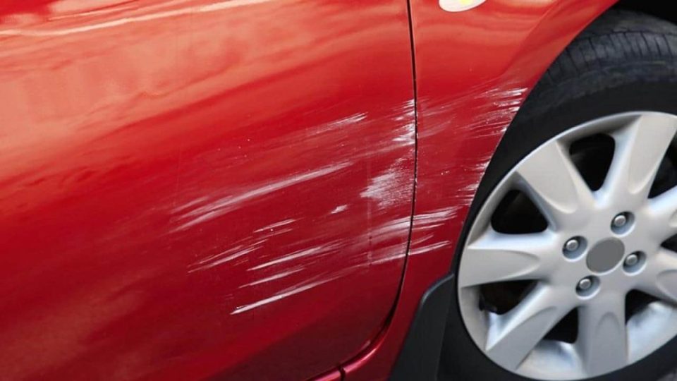 El truco sin coste para quitar rayones de tu coche: vuelve a lucir como nuevo en tan solo unos minutos