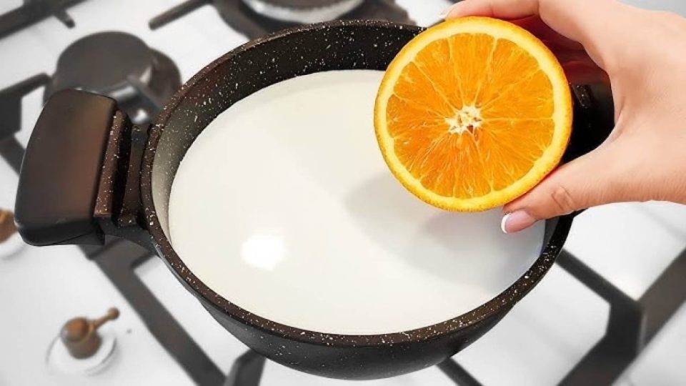 Exprime 1 naranja en leche hirviendo, una vez que lo pruebes no podrás parar