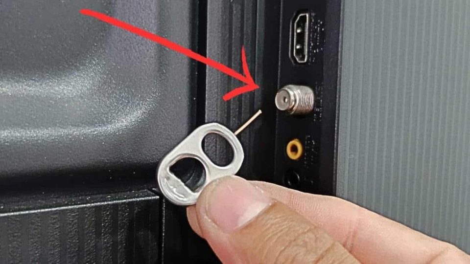 Inserte la pestaña de una lata en el televisor: así es como los inteligentes ahorran dinero