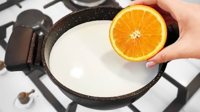Exprime 1 naranja en leche hirviendo, una vez que lo pruebes no podrás parar.