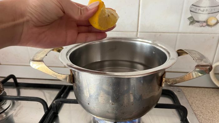 Echa una sola gota de limón en agua hirviendo: adiós a estos 7 problemas comunes