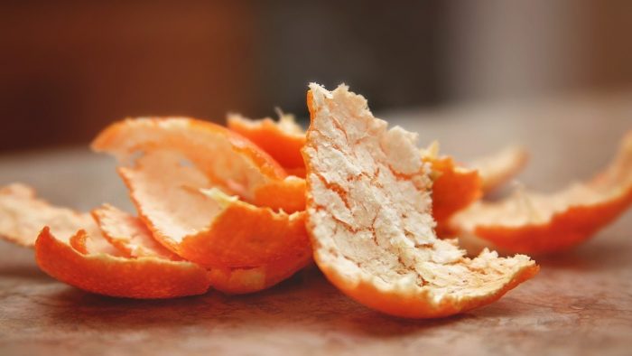 Remojé cáscaras de mandarina en VINAGRE y ahorré mucho dinero.
