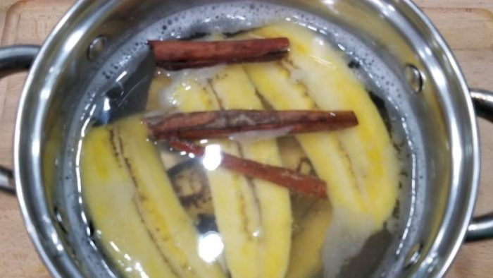 Hervir 1 plátano con una rama de canela por la noche: obtendrás muchos beneficios de ello.